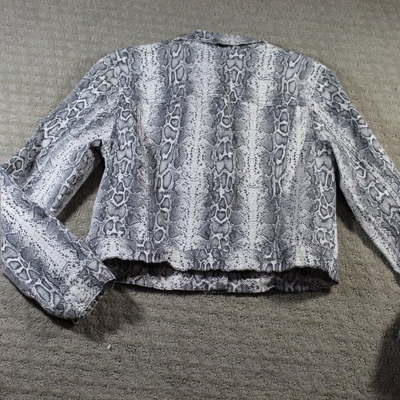 Sofia's Jeans Size M Grey and White Snakeskin Print Denim Jacket - LIKE NEW - Picture 2 of 5